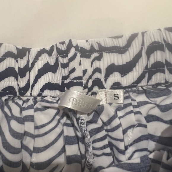 LF Millau White Shorts Blue Stripe Design - Picture 2 of 3